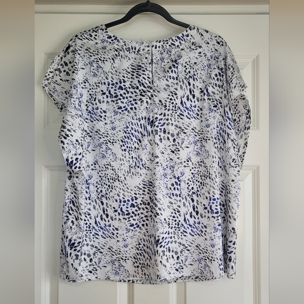The Limited White, Blue, and Black Animal Print Short Sleeve Blouse - Size 0X - Picture 8 of 8
